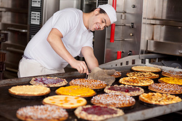 bäcker misst temperatur beim kuchen