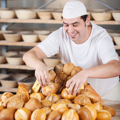 bäcker mit brötchen in der backstube