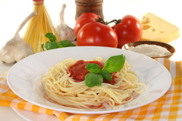 Spaghetti mit Tomatensoße