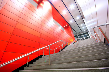 lange trap in een modern gebouw