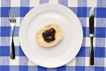 Brotzeit Teller mit Marmeladenbrötchen
