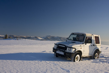 Fototapeta na wymiar SUV on snow