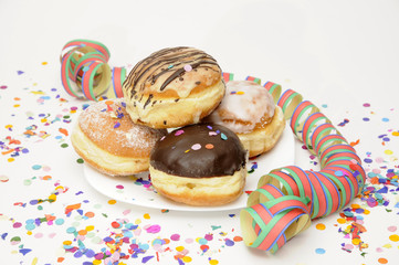 Krapfen und Luftschlangen