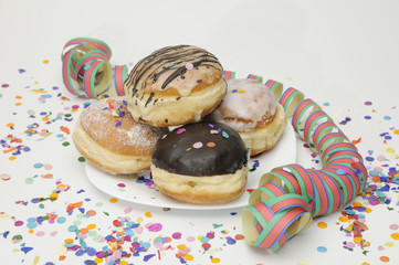 Krapfen und Luftschlangen