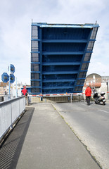 Fototapeta na wymiar Klappbrücke w Cuxhaven