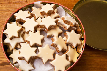 Weihnachtsplätzchen, Zimtsterne in einer Blechdose