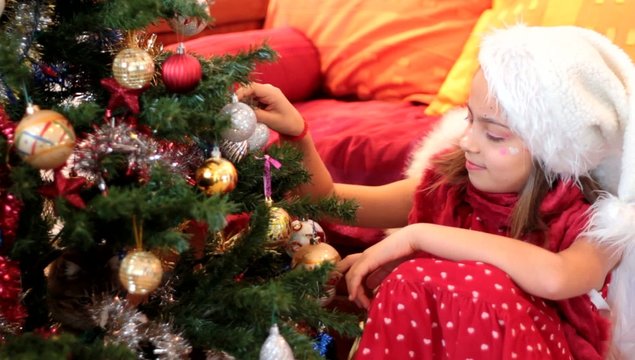 petit ange d&eacute;corant le sapin avec son chat