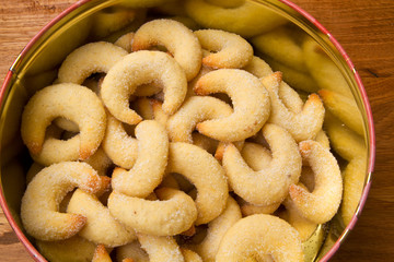 Weihnachtsplätzchen in einer Blechdose, Vanillekipferl