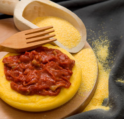polenta con sugo di funghi