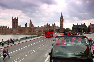 Fototapeta na wymiar Podróż czerwone piętrowych autobusów w Westminster Bridge w Londynie