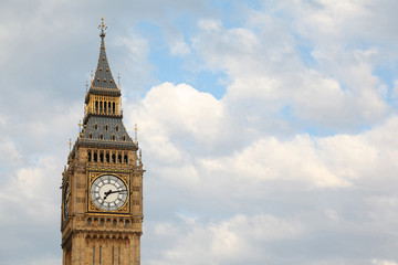 Fototapeta na wymiar Big Ben is famous English clock chimes in Gothic style in London