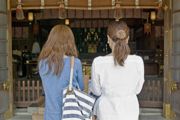 神社に参拝する2人の女性