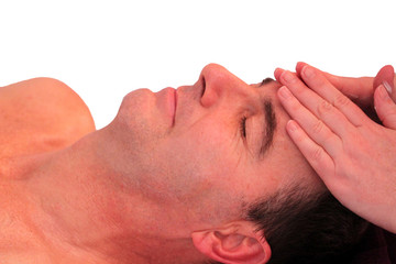 Mann bei der Gesichtsmassage - freigestellt