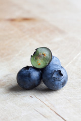 Blaubeeren auf Holzbrett