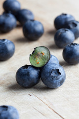 Blaubeeren auf Holzbrett