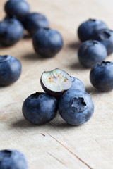 Blaubeeren auf Holzbrett