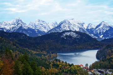 Fototapeta na wymiar Alpsee Jezioro nad pięknym Apls