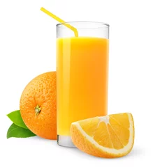 Keuken foto achterwand Sap Geïsoleerde fruitdrank. Glas vers sap en stukjes sinaasappel geïsoleerd op een witte achtergrond