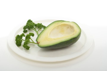 Frische Avocado an Petersilie