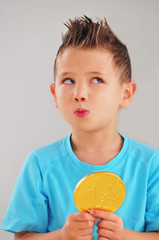 Kind mit Geld