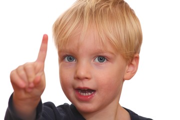 Kleiner Junge zeigt mit seinem Zeigefinger nach oben