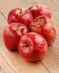 Fototapeta na wymiar trzy czerwone jabłka
