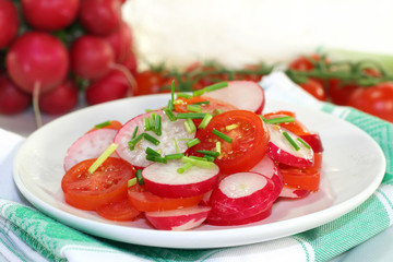 Radieschen-Tomaten-Salat