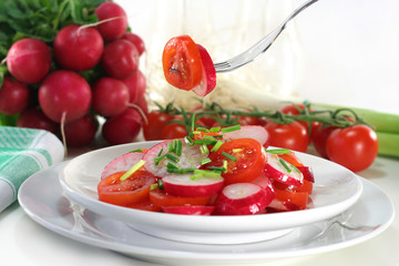 Radieschen-Tomaten-Salat