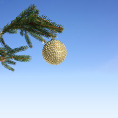 Weihnachtsbaum und blauer Hintergrund