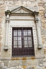 Fototapeta na wymiar Frontón con columnas y friso, Ávila