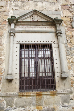 Front&oacute;n con columnas y friso, &Aacute;vila