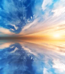 Photo sur Plexiglas Bleu Jeans Fond de ciel et réflexion de l& 39 eau. Élément de conception.