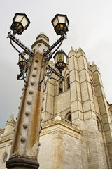 Fototapeta na wymiar Farol ante la catedral de Ávila