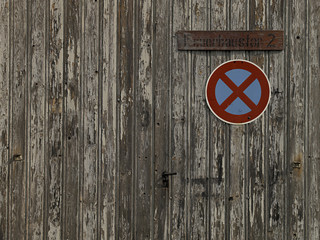 Schild auf Holzwand