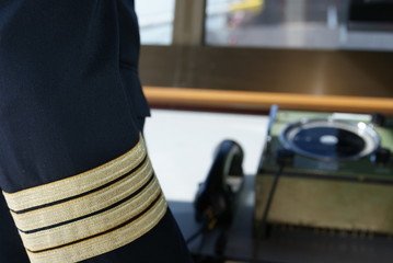 Kapit&auml;n auf Br&uuml;cke