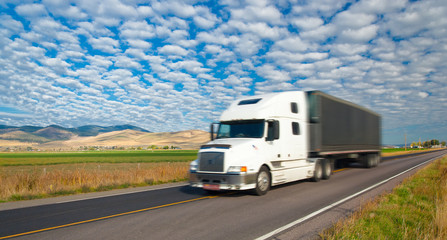 Obraz na płótnie Canvas Szybka jazda ciężarówka na wsi, Montana, USA