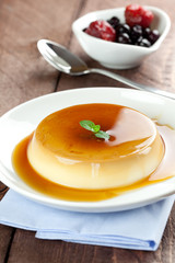 frische Panna Cotta mit Karamell