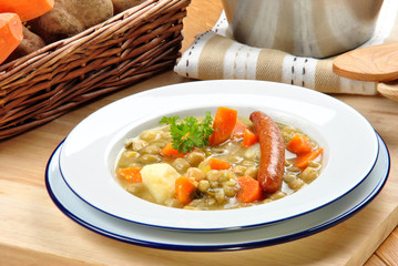 deftige Gemüsesuppe mit Kartoffeln und Rauchwurst