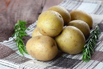 Kartoffeln und Rosmarin