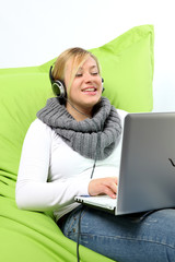 Junge Frau mit Laptop beim Online Einkaufen !