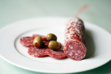 Salami und Oliven 2