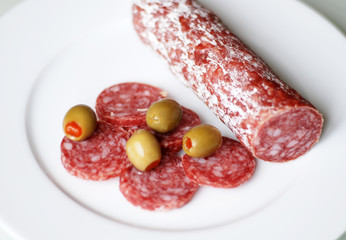 Salami und vier Oliven