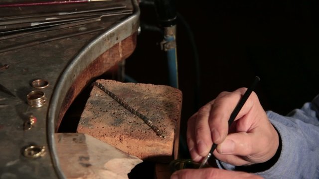 goldsmith creates a bracialet
