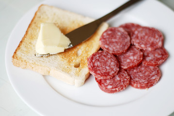 Toastbrot mit Butter Salamiteller
