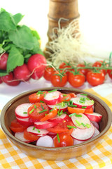 Radieschen-Tomaten-Salat