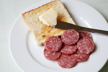 Salami in Scheiben und Toast