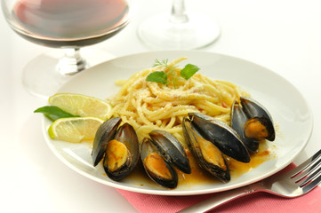 mussels in tomato garlic sauce with spaghetti