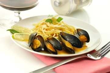 mussels in tomato garlic sauce with spaghetti