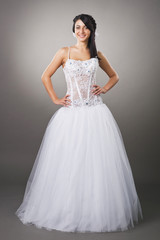 Fototapeta premium piękna panna młoda brunetka w sukni ślubnej