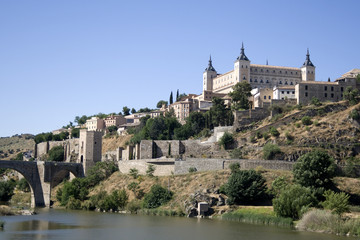 Fototapeta na wymiar Toledo - Tagus river flows under the Alcazar